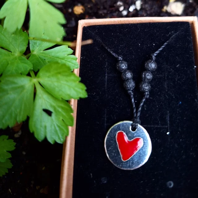 *CoRaZóN y PiEdRa VolCáNiCa*
Colgante echo en plata de ley 925, el corazón esta echo con esmalte al fuego.  #handmade #hearlove #hear #silverheart#jewelry #jewellery #handmadejewelry #handmadewithlove  #jewels #jewelrydesigner #jewelryaddict #jewelrydesign #instajewelry  #jewellerydesign #jewel #handmadejewellery #jewelrylover #corazon #corazonplatadeley #silver