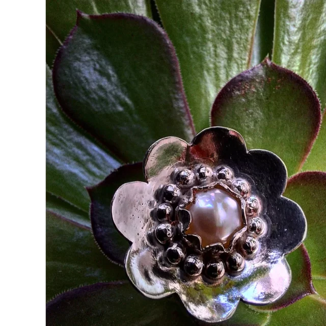 *AniLLo FlOr*
Anillo echo en plata de ley pieza a pieza y tiene encastada una perla natural'